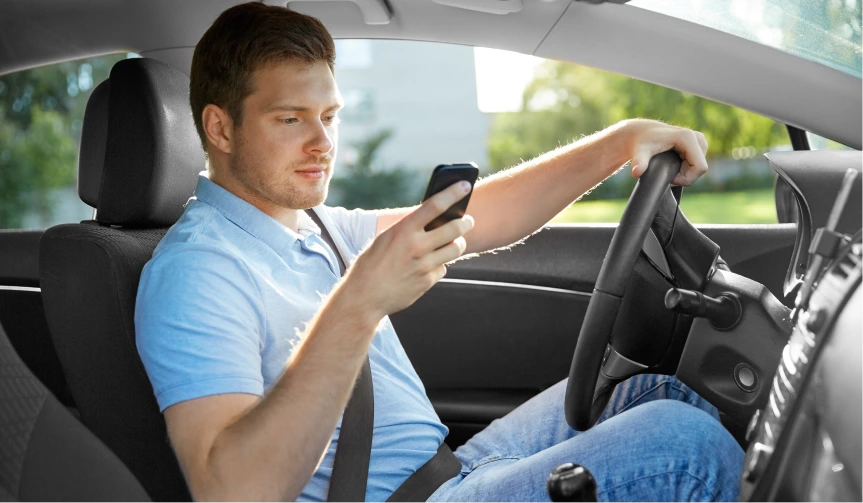 Sofer la volan cu telefonul mobil in mana
