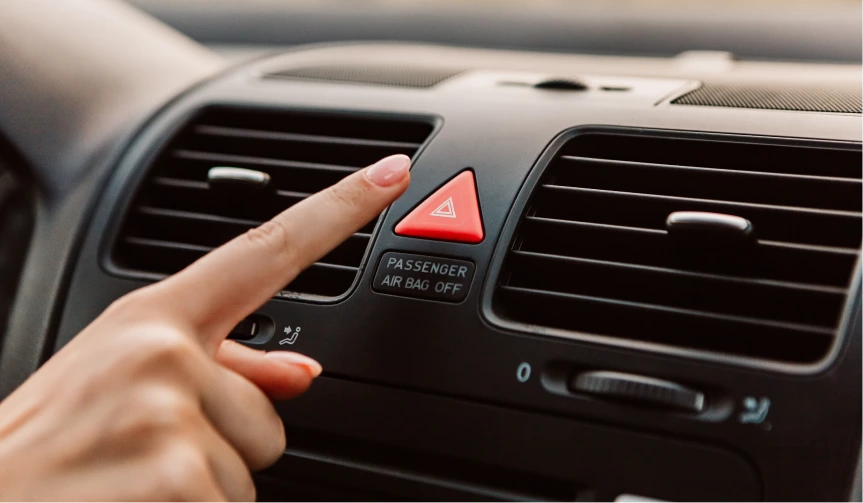 Masina oprita pe avarii